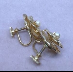 Vintage Daisy Gold Screw Back Earrings With Pearl In Center